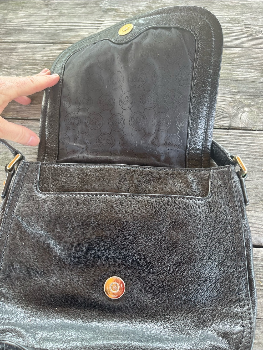 Michael KORS Black Leather Crossbody Bag with Gold Zipper Trim glazed leather - Picture 3 of 6